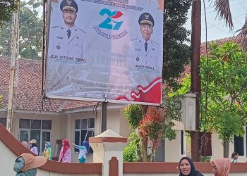 Selesai Apel Gabungan Peringatan Hari Otda, Camat Ngamprah Pimpin Gerakan Jumat Bersih Di Area Kantor Kecamatan Ngamprah