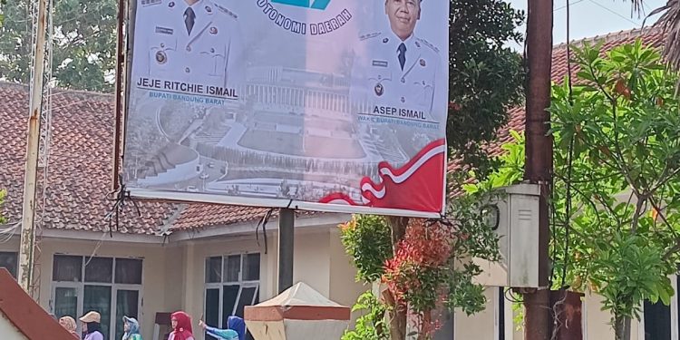Selesai Apel Gabungan Peringatan Hari Otda, Camat Ngamprah Pimpin Gerakan Jumat Bersih Di Area Kantor Kecamatan Ngamprah