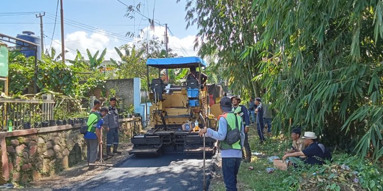 2135 m Jalan Desa Sukatani Yang Terhubung Ke 4 RW.  RW 8, RW 3, RW 9, RW 6 Diperbaiki Menggunakan Dana Desa Tahun Anggaran 2025