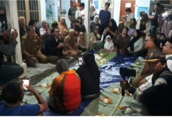 Bupati Bandung Barat Jeje Ritchie Ismail Makan Bersama Warga Kebon kelapa Dan Blok Salim Sebelum Meresmikan Jalan