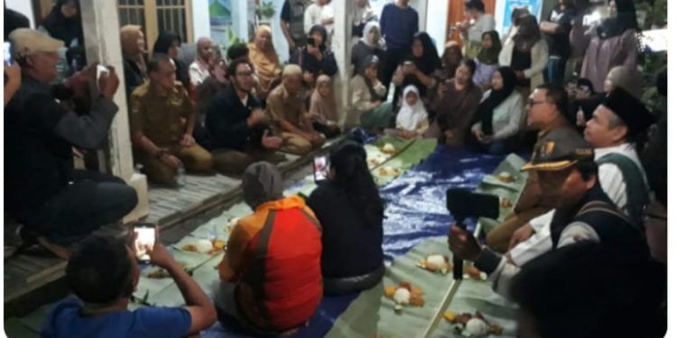 Bupati Bandung Barat Jeje Ritchie Ismail Makan Bersama Warga Kebon kelapa Dan Blok Salim Sebelum Meresmikan Jalan