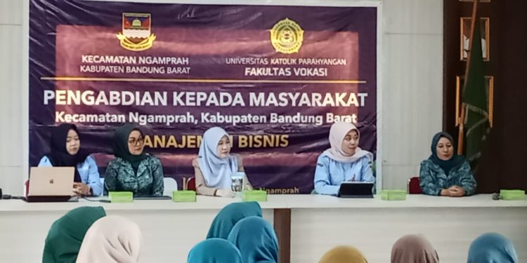Untuk Meningkatkan Produk Lokal Hasil Tp PKK Kecamatan Ngamprah Bersama Universitas Katolik Parahyangan Melaksanakan kegiatan Pengabdian Kepada Masyarakat