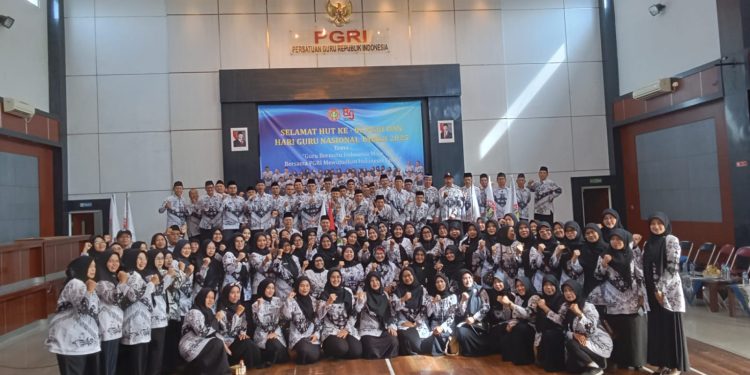 PGRI Cabang Ngamprah Melaksanakan Upacara HUT PGRI KE – 80 Dan Hari Guru Nasional Di Gedung PGRI Ngamprah
