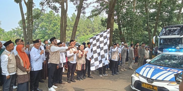 89 Jemaah Haji Kloter 29 Asal  Bandung Barat Diberangkatkan Oleh Bupati Bandung Barat Jeje Ritchie Ismail